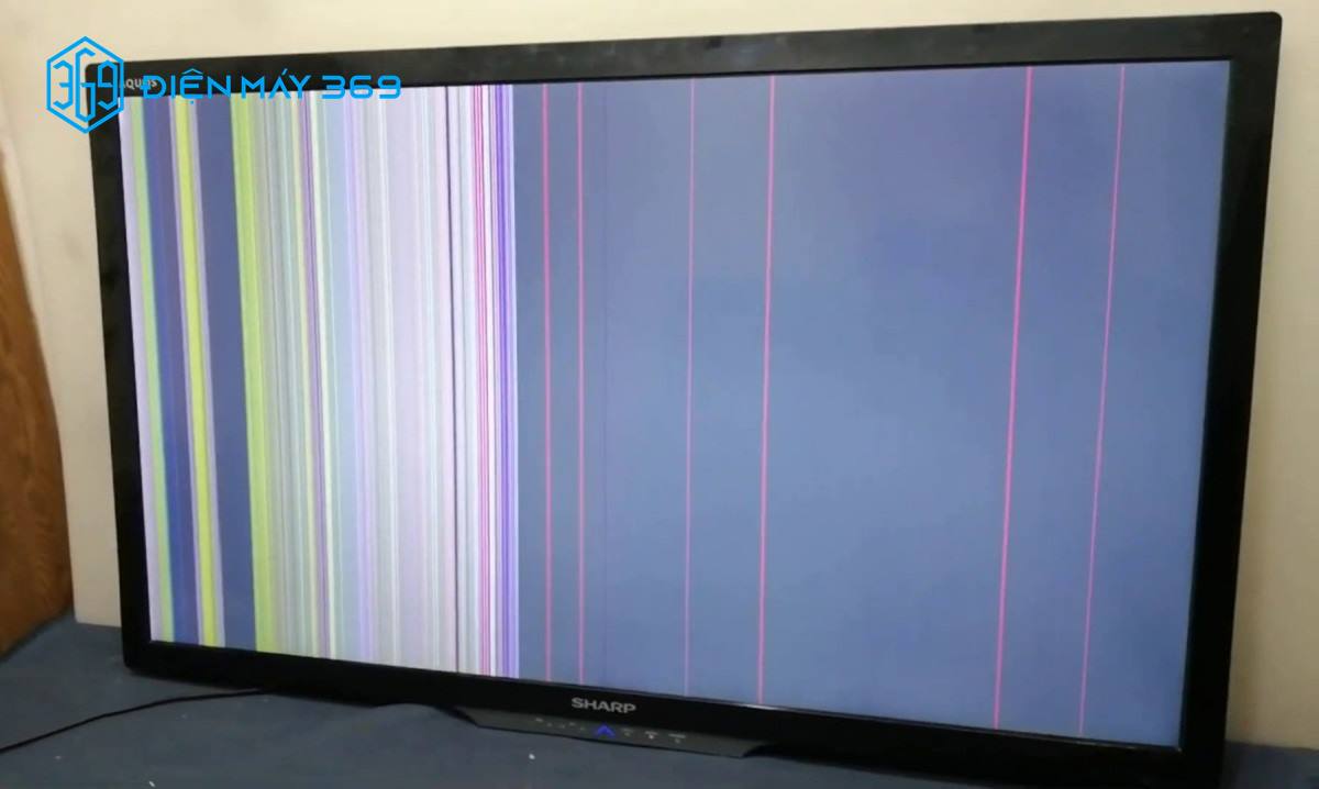 Màn hình tivi Sharp bị sọc toàn màn hình chỉ có các sọc trắng đen, màn hình mất một phần hình ảnh là lỗi nghiêm trọng.