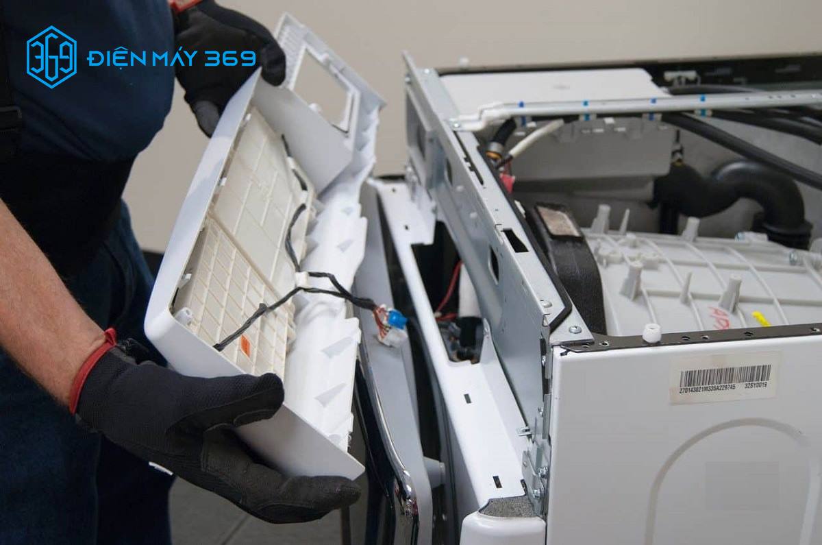 Có thể máy giặt Toshiba đã bị hư linh kiện như lò xo giảm xóc, bộ phận cốt và bạc đạn bị vỡ, hỏng khiến máy bị rung lắc mạnh khi hoạt động.