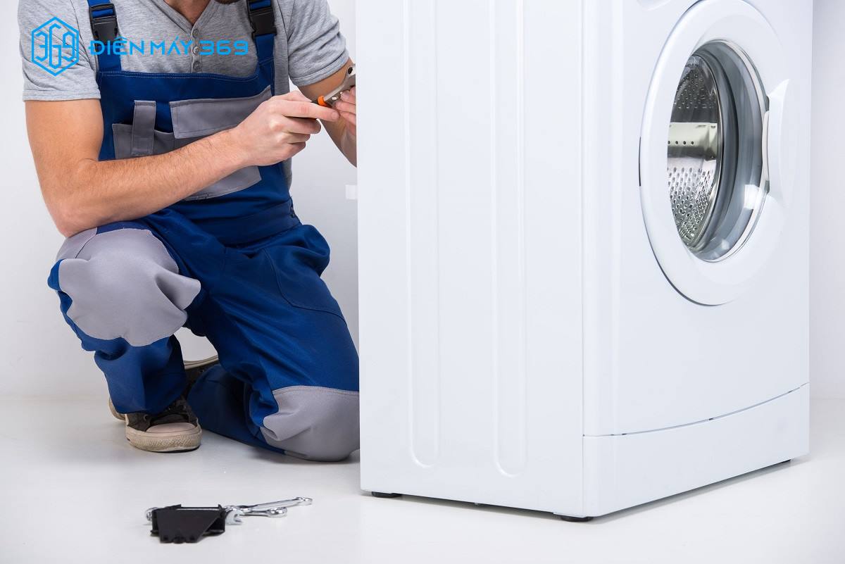 Nếu board điều khiển của máy giặt LG bị hỏng phát sinh lỗi UE thì bạn nên liên hệ với trung tâm sửa chữa máy giặt uy tín - nơi có các kỹ thuật viên sửa chữa máy giặt hỗ trợ.