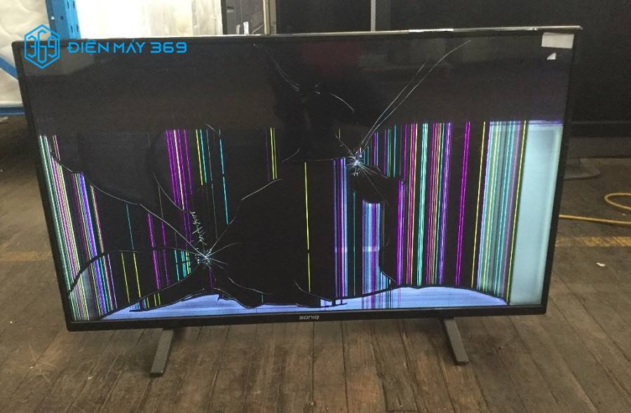 Có rất nhiều nguyên nhân khiến tivi bị vỡ màn hình.
