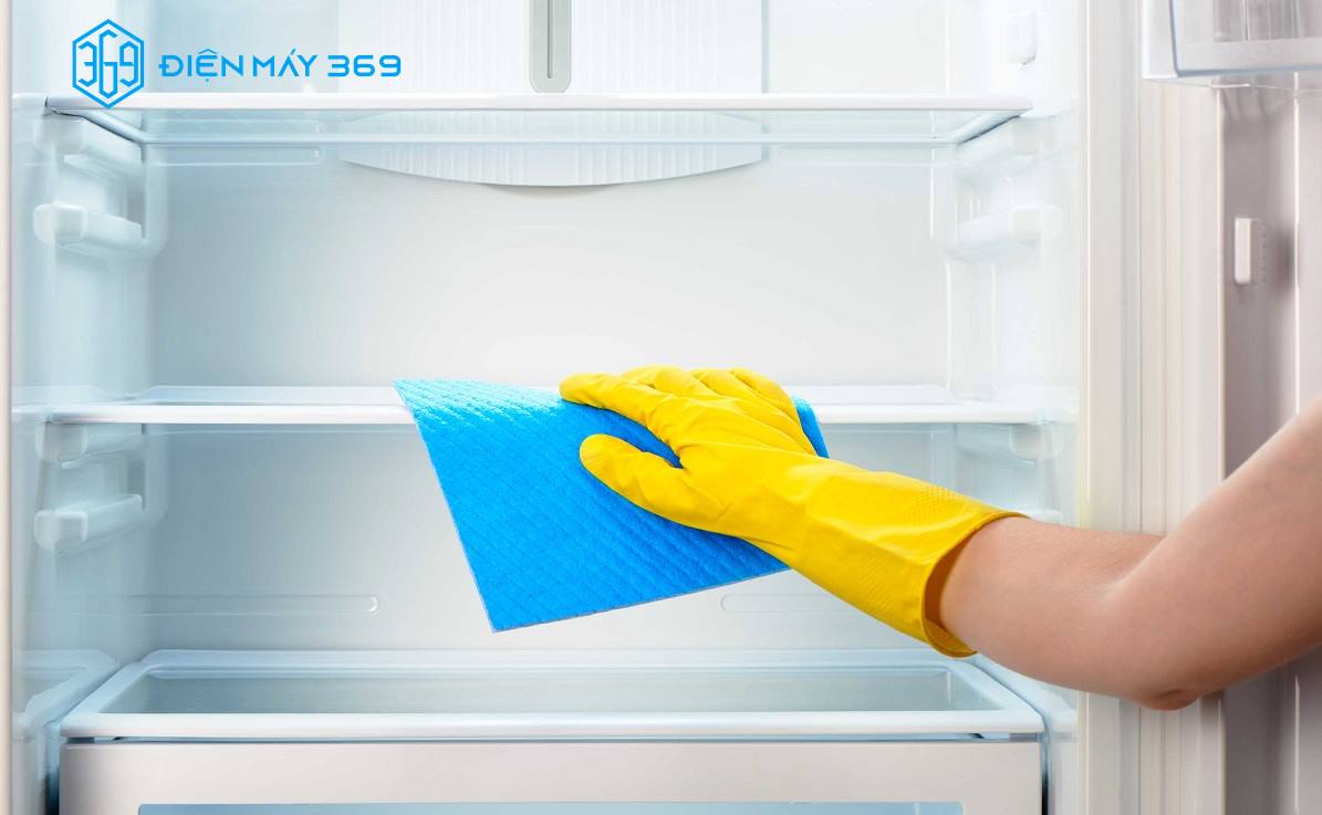 Bạn có thể tự xử lý khi tủ lạnh bị đóng tuyết tại nhà bằng cách dọn hết thực phẩm và xả tủ lạnh, vệ sinh sạch sẽ.