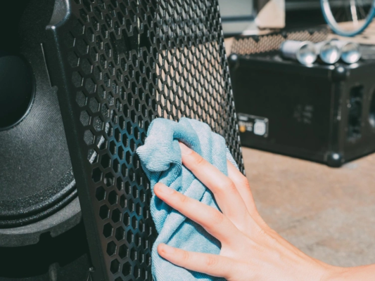 Việc vệ sinh loa kéo di động sẽ giúp bảo vệ tốt các bộ phận của loa, loại bỏ bụi bẩn bám trên loa