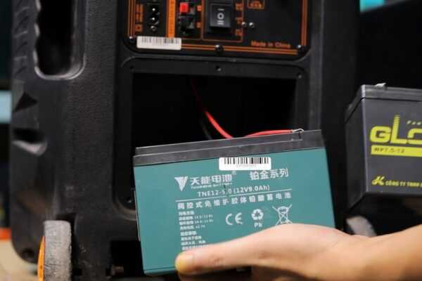 Khi bình ắc quy sẽ có dấu hiệu chai pin hoặc xuất hiện những sự hư hỏng, cần được thay mới