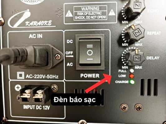 Nhận biết loa kéo đã sạc đầy pin đơn giản nhất qua màu sắc của đèn báo hiệu.